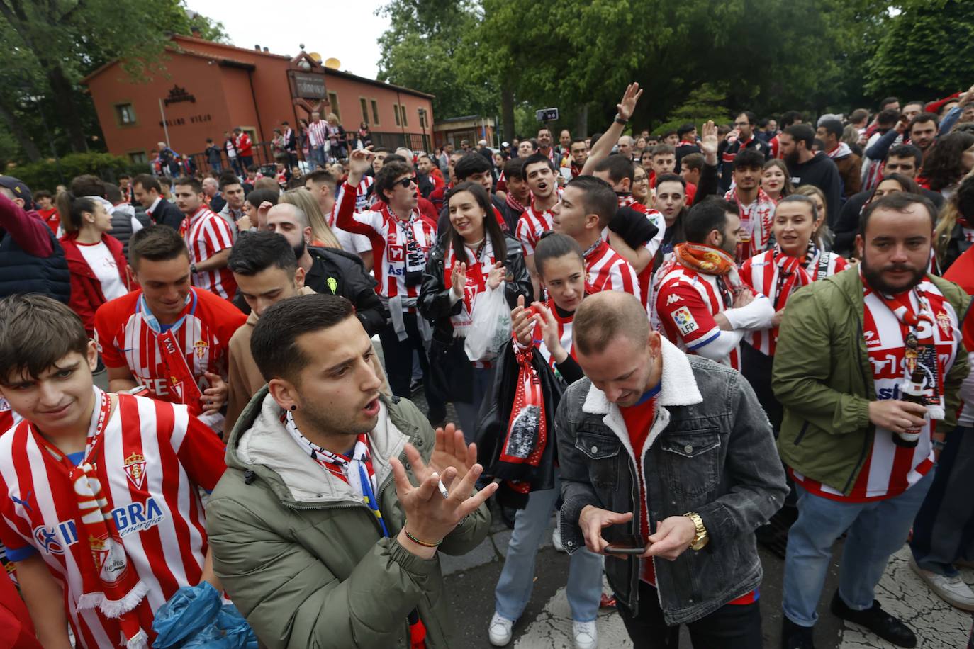 Marea rojiblanca para alentar al Sporting