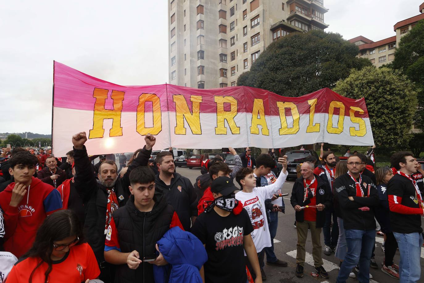 Marea rojiblanca para alentar al Sporting