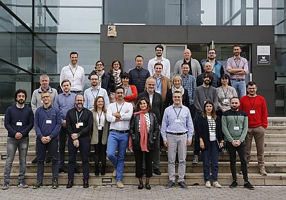 Los representantes de los diecisiete socios que forman parte del consorcio posan en el CTIC en una foto de familia.