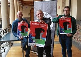 Miguel Barrero (director de la Fundación Municipal de Cultura), Ángel de la Calle y el concejal Manuel Vallina, este sábado en el Antiguo Instituto, con el cartel de la próxima edición de la Semana Negra.