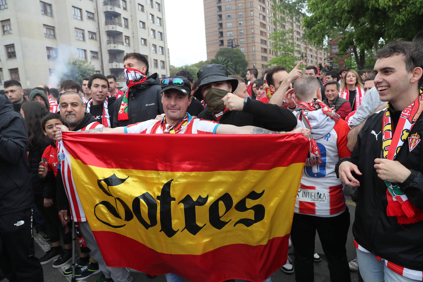 Marea rojiblanca para alentar al Sporting