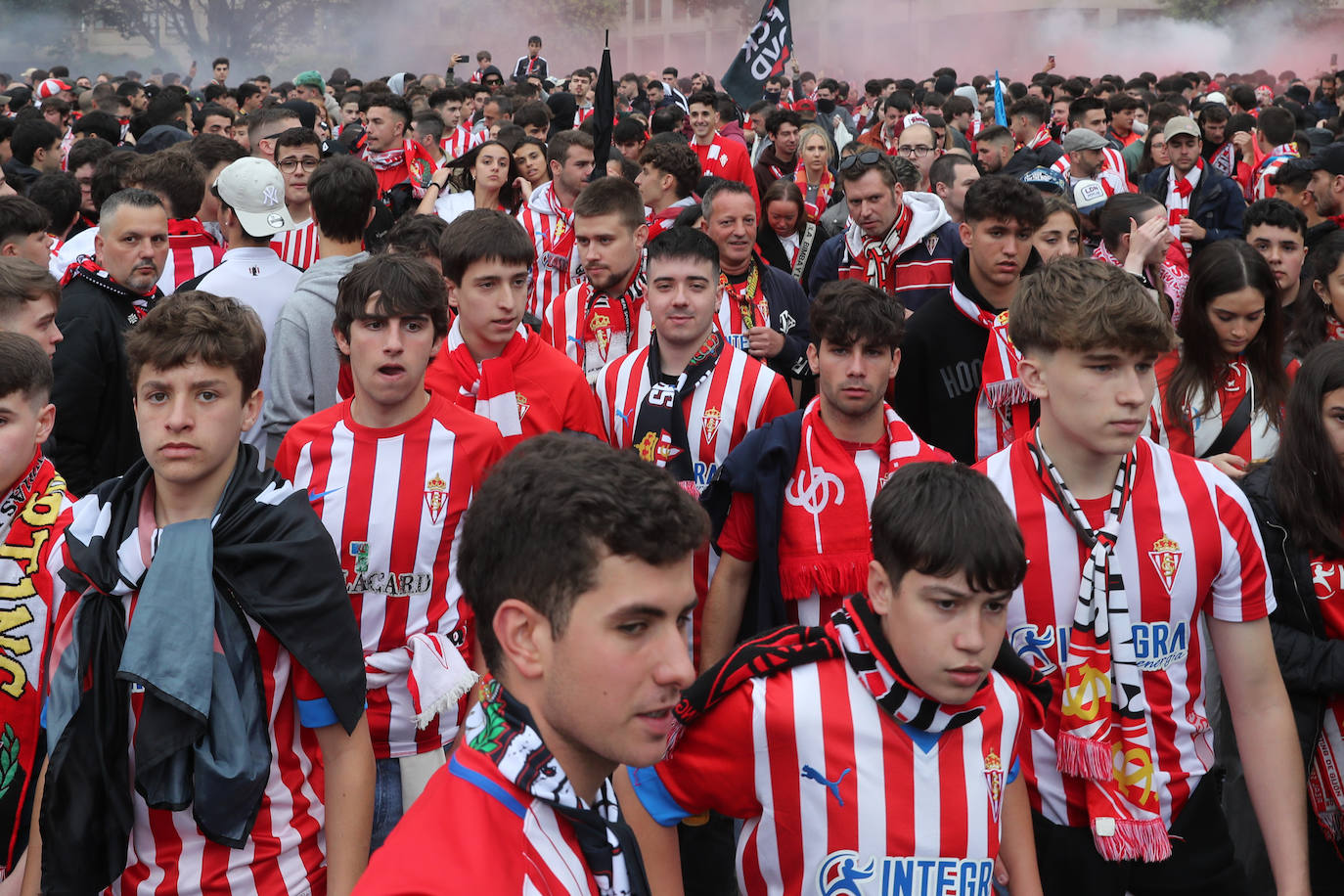 Marea rojiblanca para alentar al Sporting