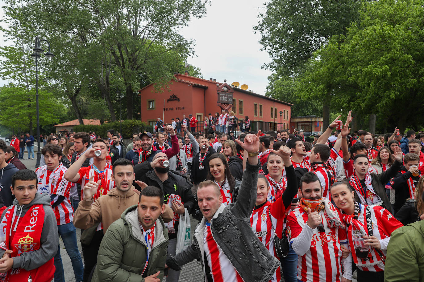 Marea rojiblanca para alentar al Sporting