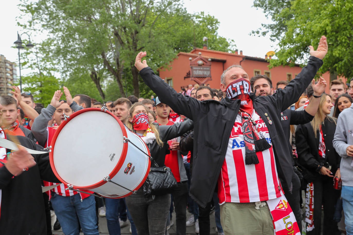 Marea rojiblanca para alentar al Sporting