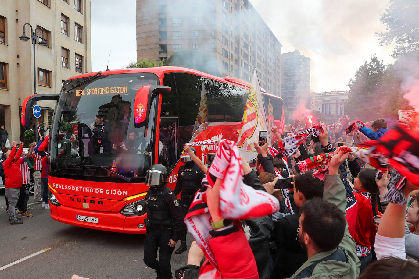 Marea rojiblanca para alentar al Sporting