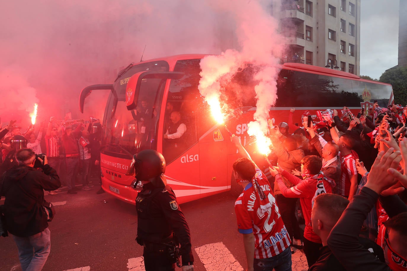 Marea rojiblanca para alentar al Sporting