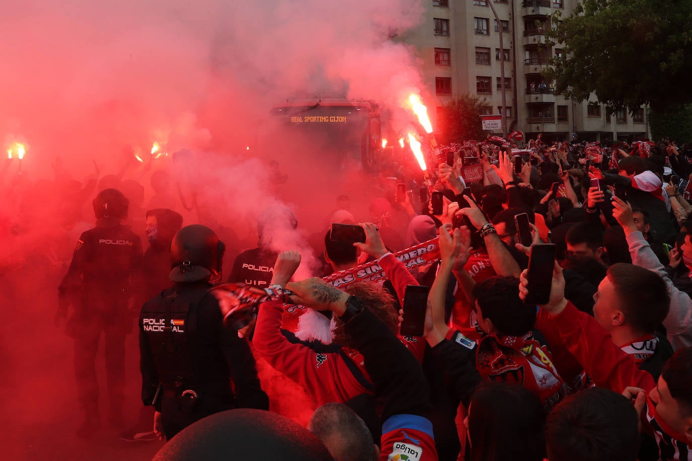 Marea rojiblanca para alentar al Sporting