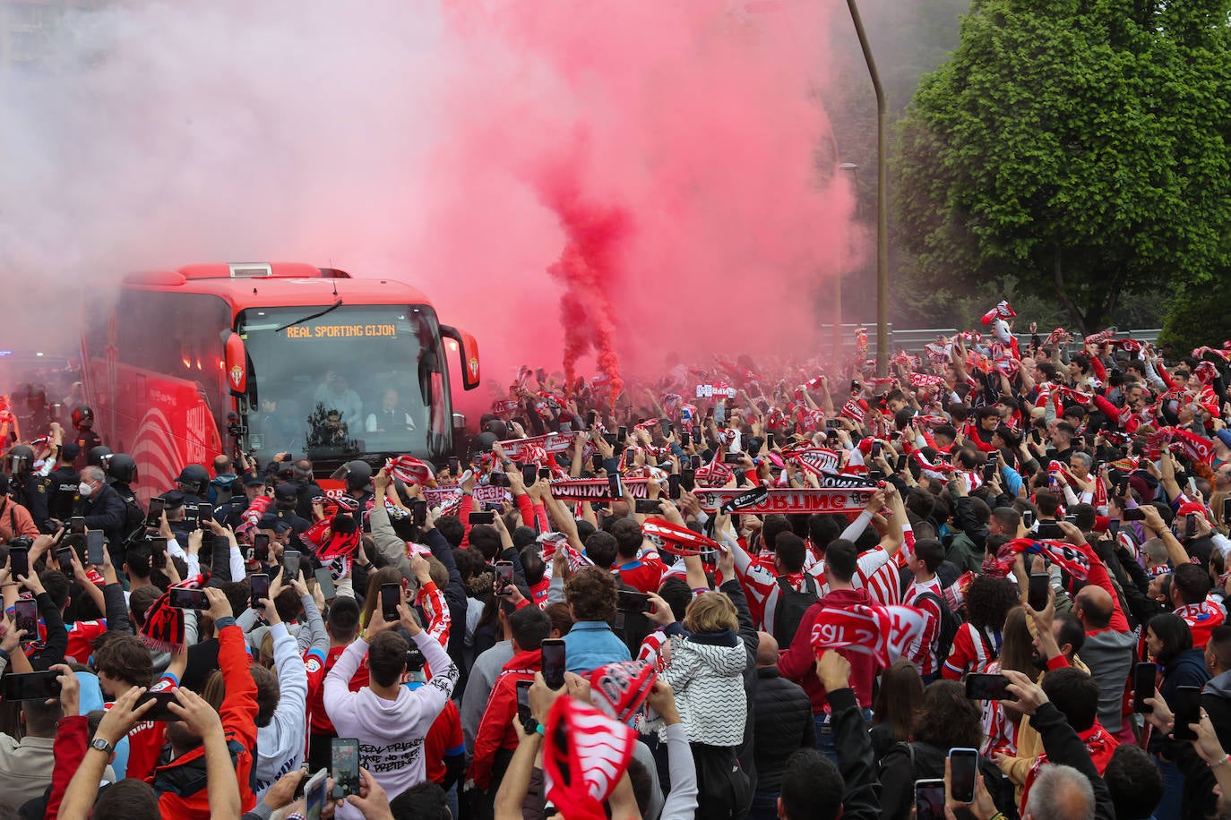 Marea rojiblanca para alentar al Sporting