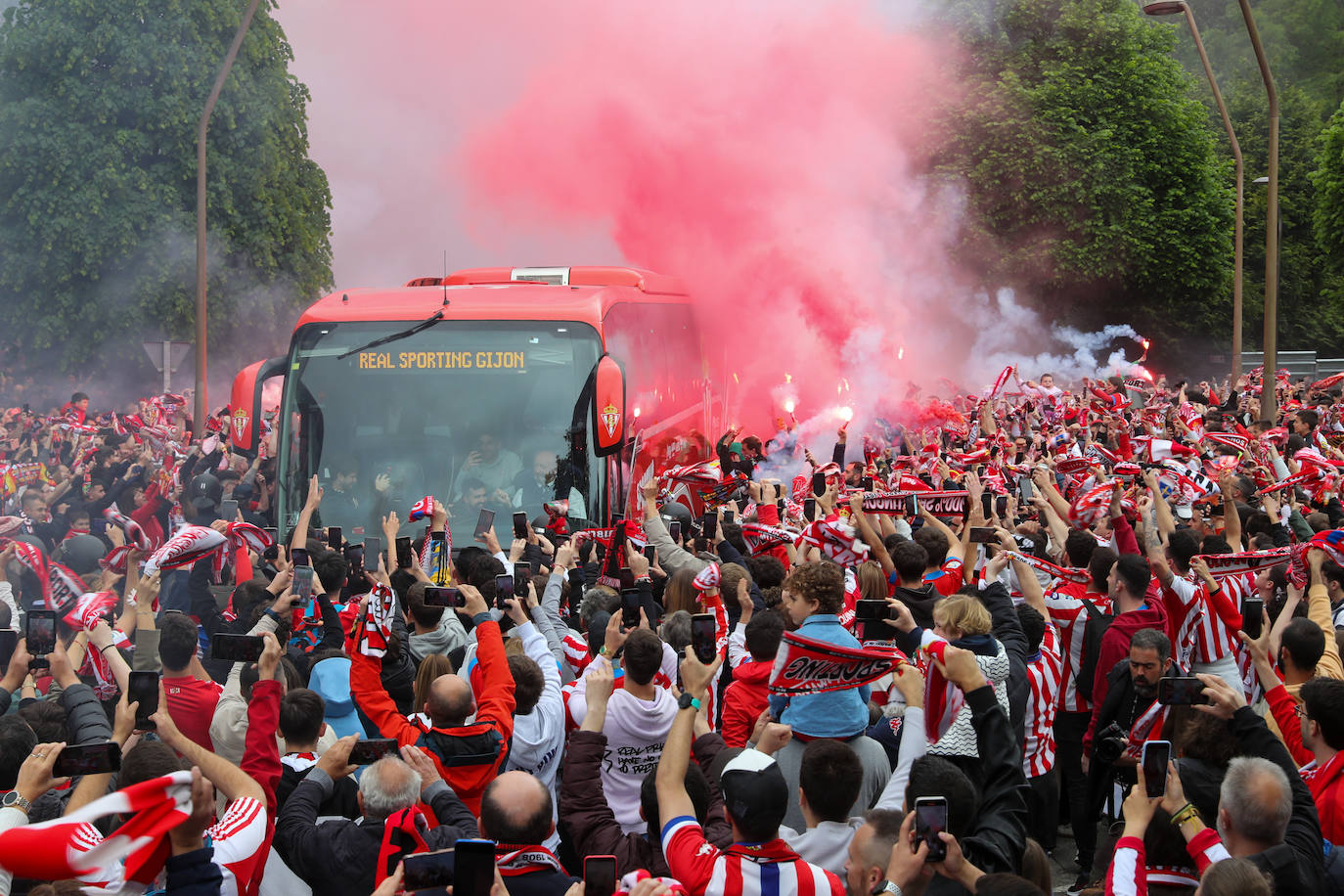 Marea rojiblanca para alentar al Sporting