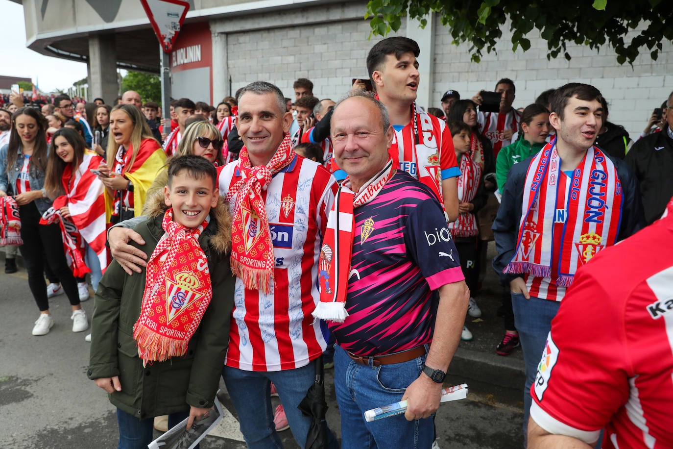 Marea rojiblanca para alentar al Sporting