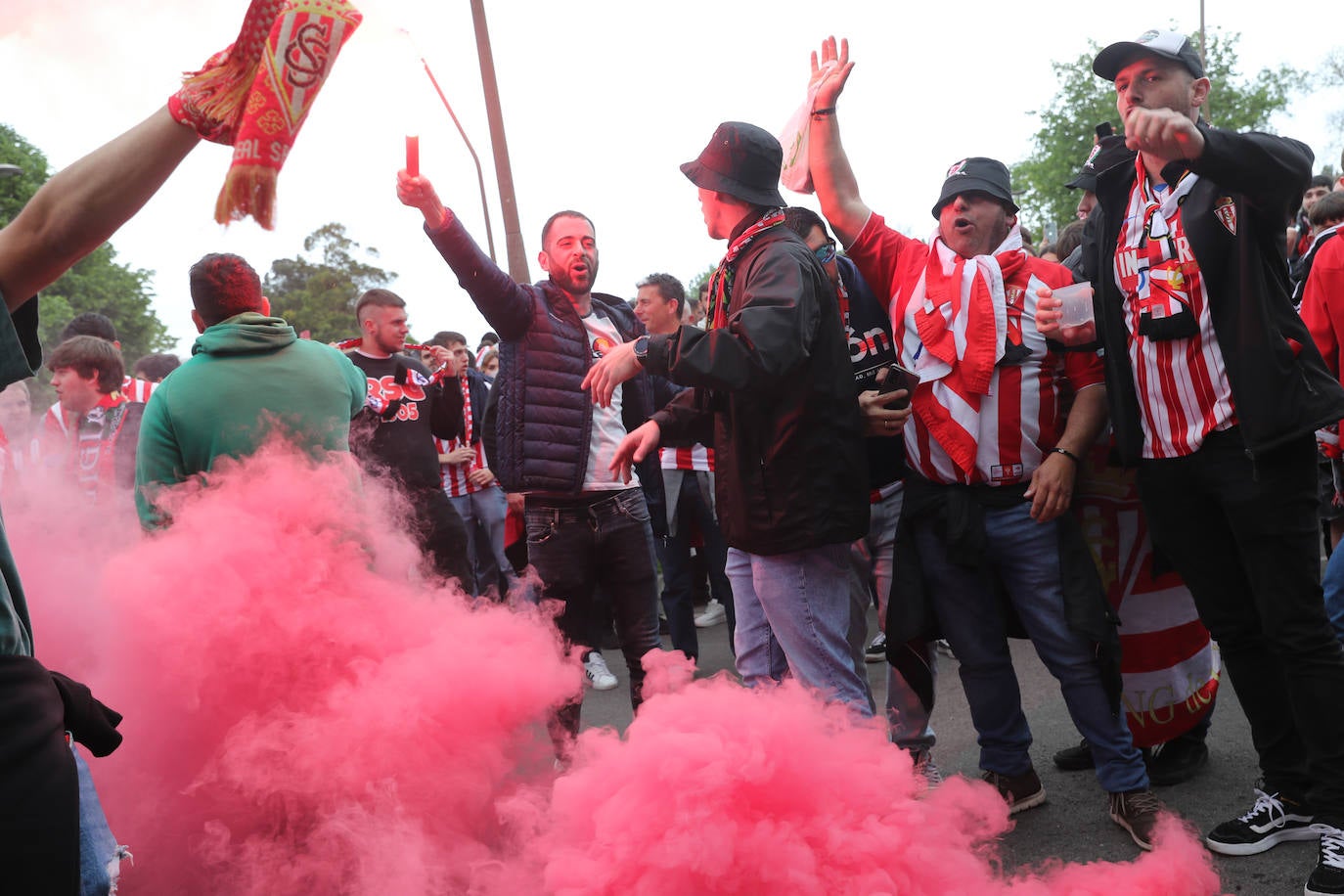 Marea rojiblanca para alentar al Sporting