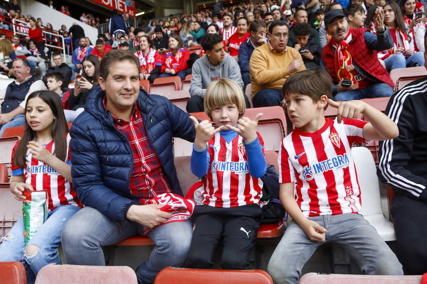 ¿Estuviste en el Sporting - Oviedo? ¡Búscate en las fotos!