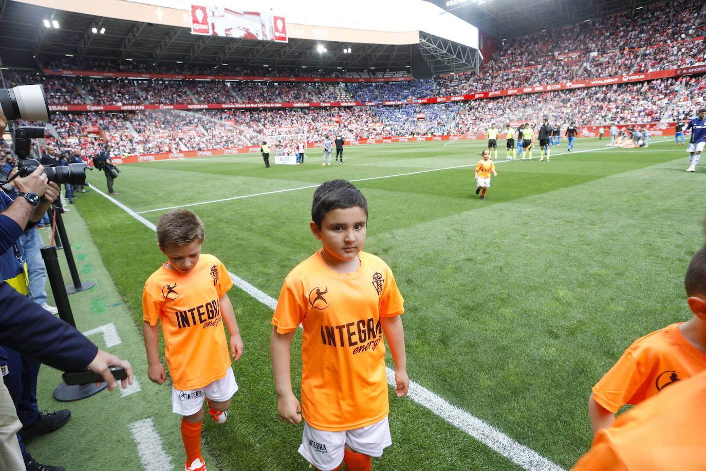 ¿Estuviste en el Sporting - Oviedo? ¡Búscate en las fotos!