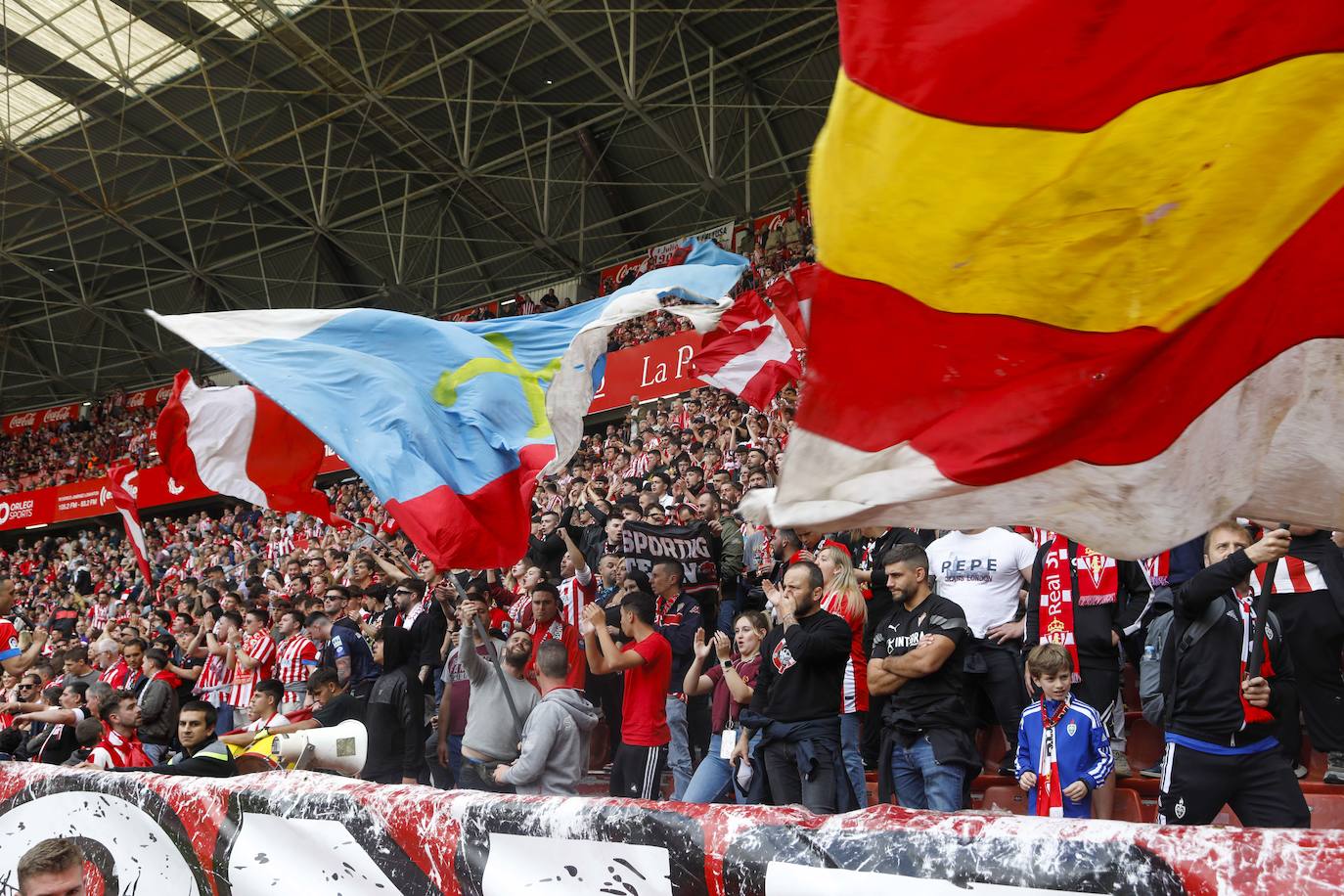 ¿Estuviste en el Sporting - Oviedo? ¡Búscate en las fotos!