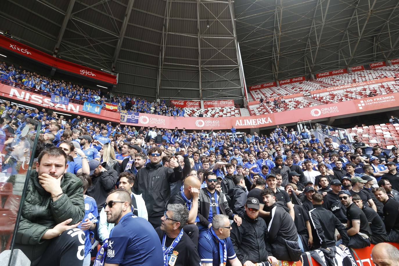 ¿Estuviste en el Sporting - Oviedo? ¡Búscate en las fotos!