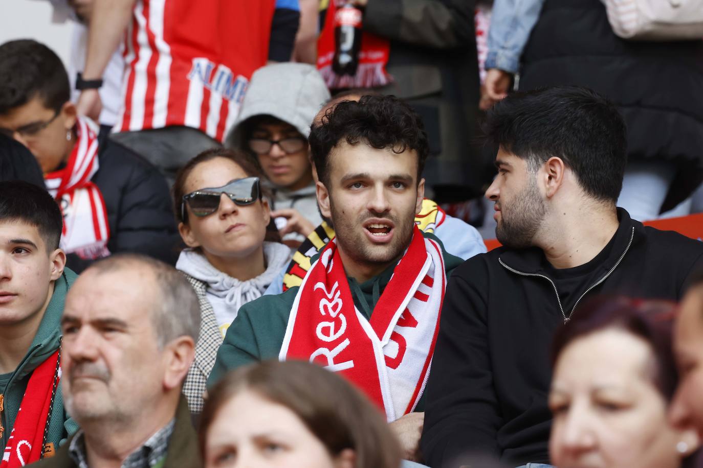 ¿Estuviste en el Sporting - Oviedo? ¡Búscate en las fotos!