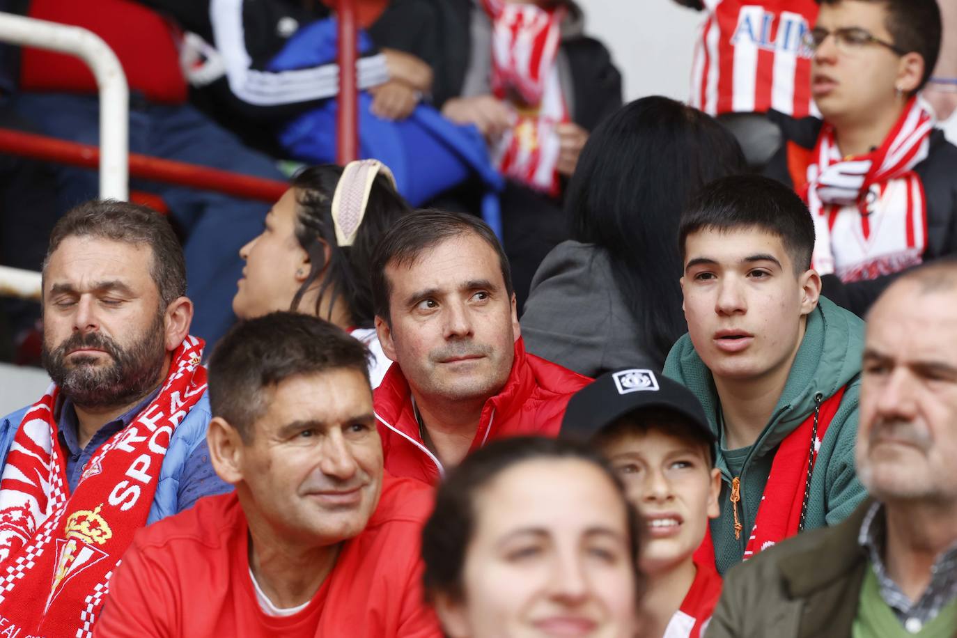 ¿Estuviste en el Sporting - Oviedo? ¡Búscate en las fotos!