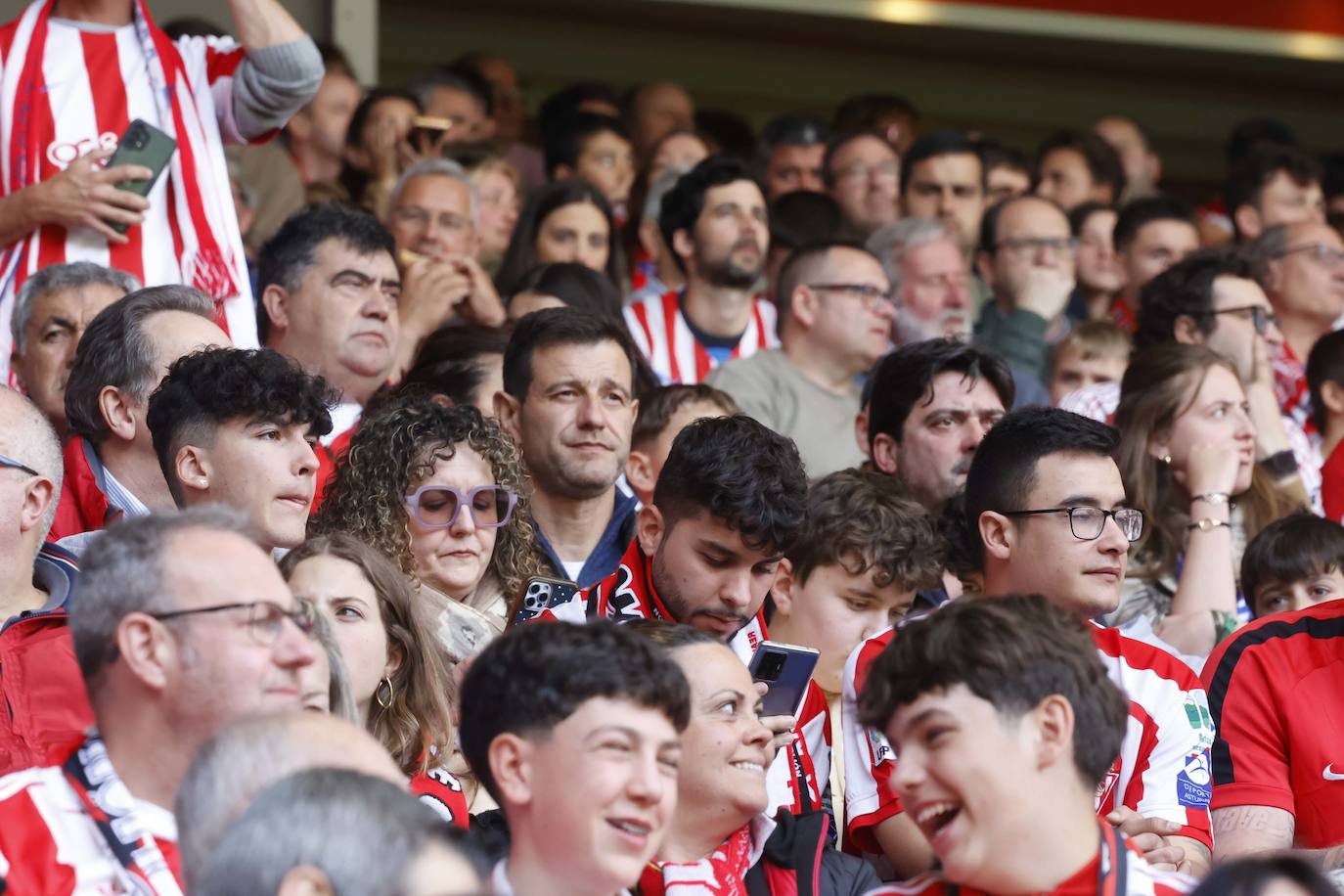 ¿Estuviste en el Sporting - Oviedo? ¡Búscate en las fotos!