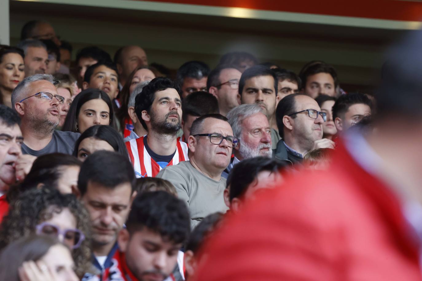 ¿Estuviste en el Sporting - Oviedo? ¡Búscate en las fotos!