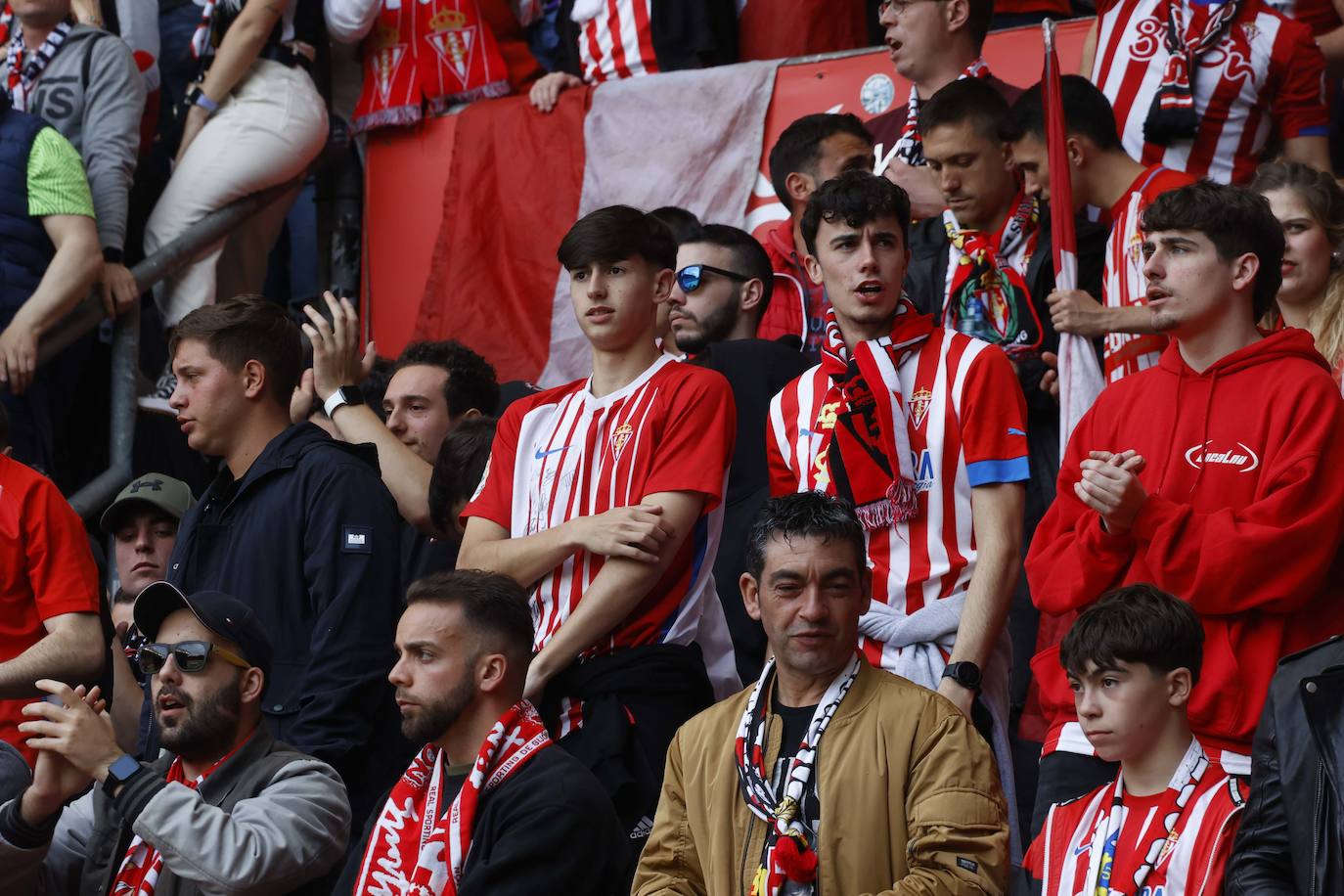 ¿Estuviste en el Sporting - Oviedo? ¡Búscate en las fotos!