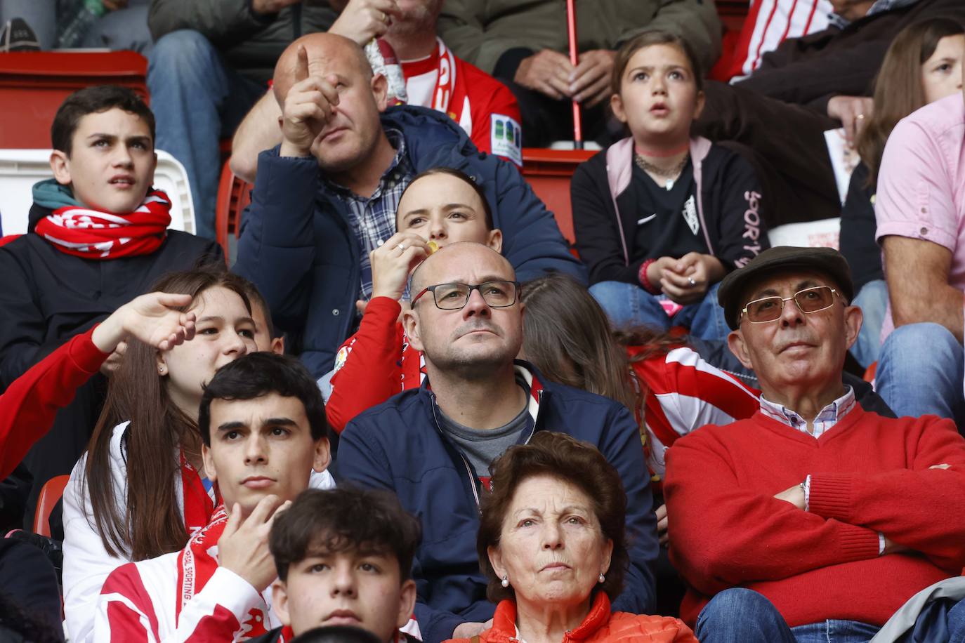 ¿Estuviste en el Sporting - Oviedo? ¡Búscate en las fotos!