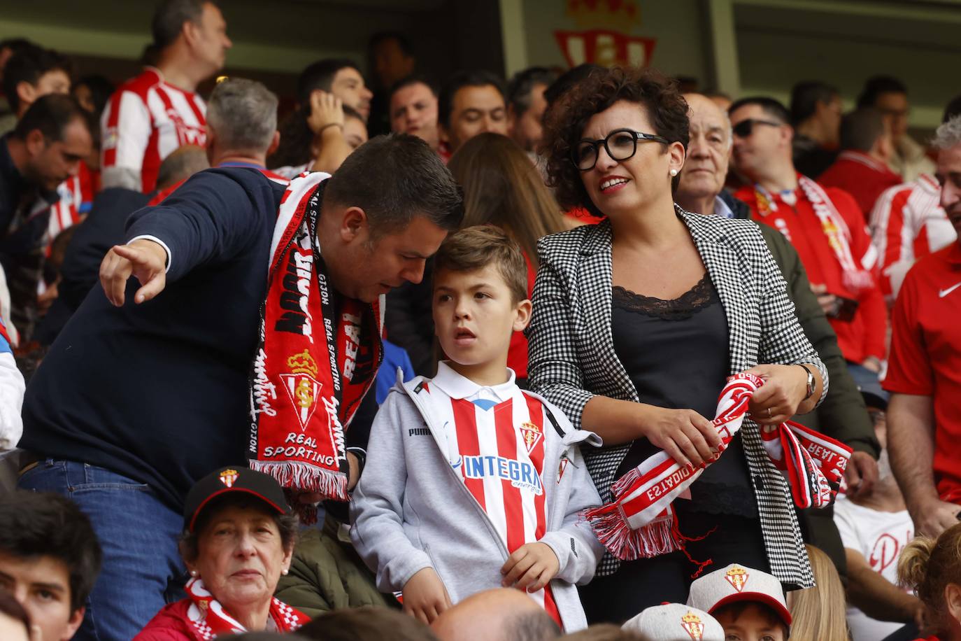 ¿Estuviste en el Sporting - Oviedo? ¡Búscate en las fotos!