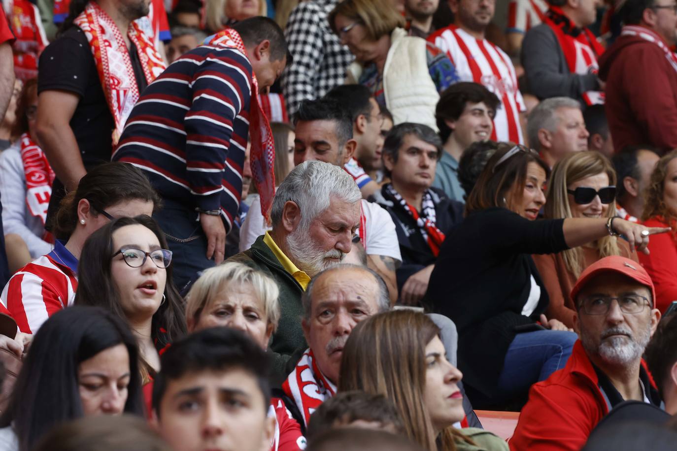 ¿Estuviste en el Sporting - Oviedo? ¡Búscate en las fotos!