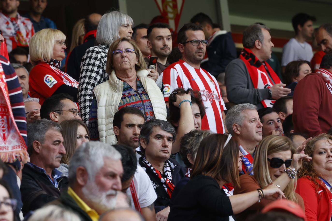 ¿Estuviste en el Sporting - Oviedo? ¡Búscate en las fotos!