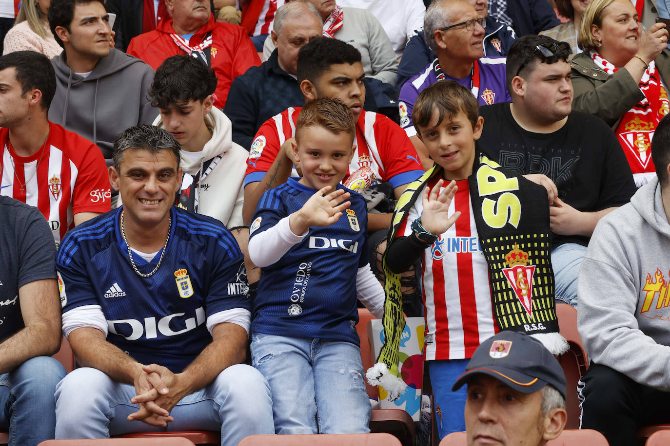 ¿Estuviste en el Sporting - Oviedo? ¡Búscate en las fotos!