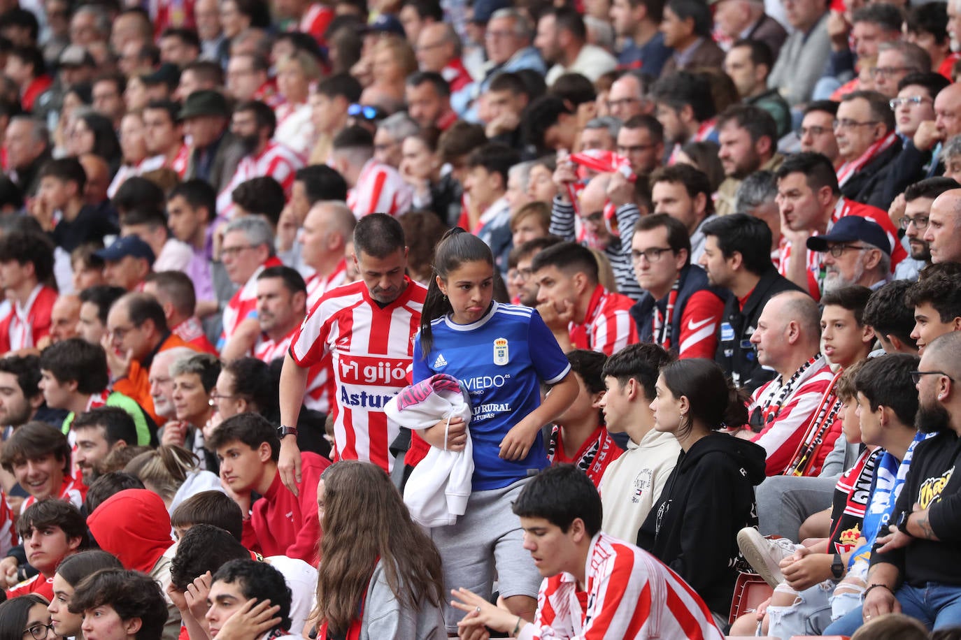 ¿Estuviste en el Sporting - Oviedo? ¡Búscate en las fotos!