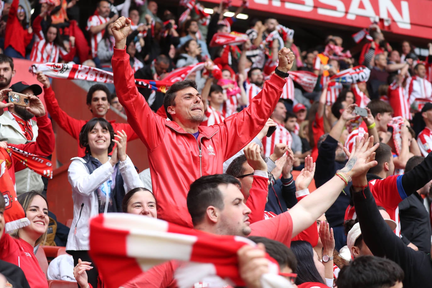 ¿Estuviste en el Sporting - Oviedo? ¡Búscate en las fotos!