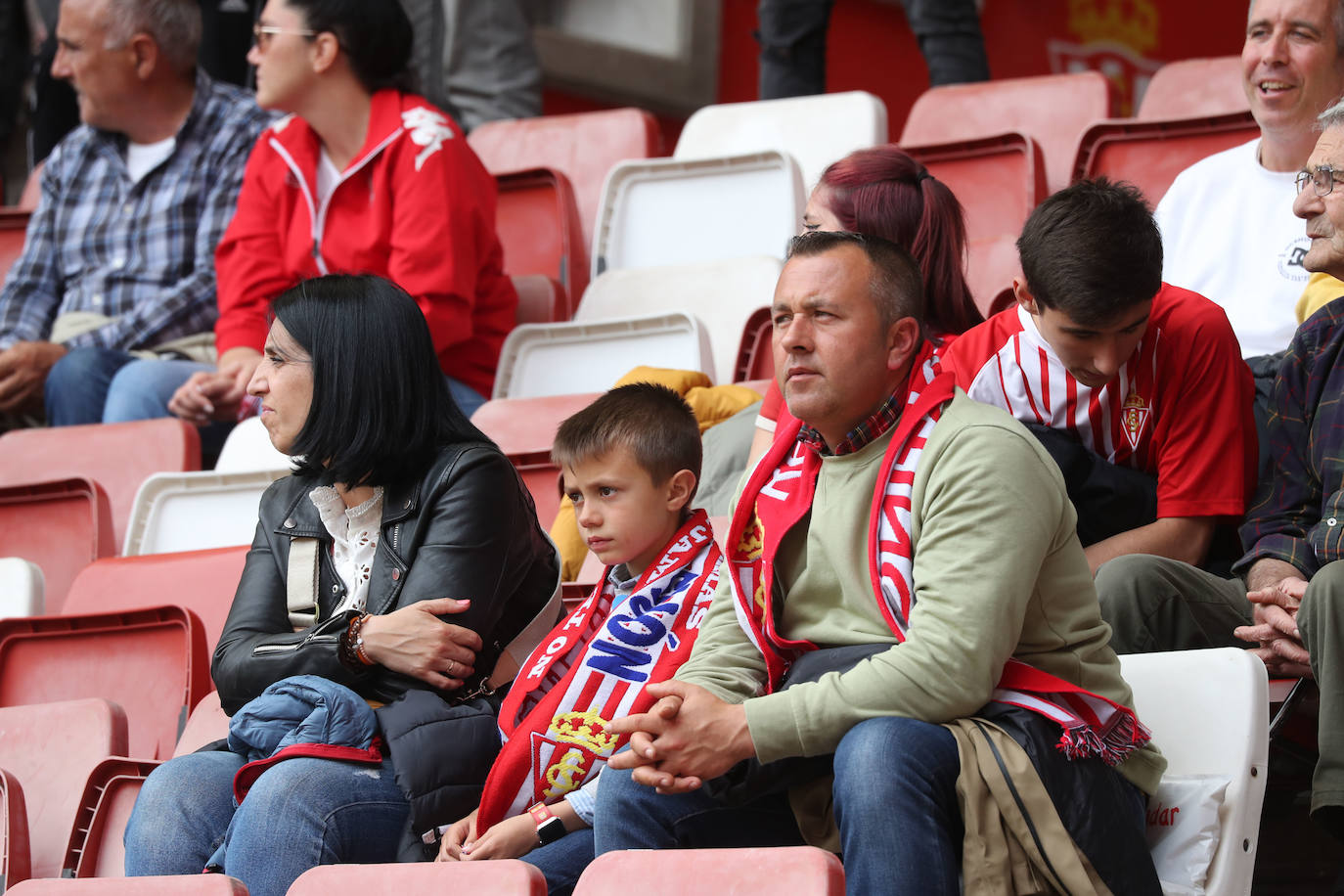 ¿Estuviste en el Sporting - Oviedo? ¡Búscate en las fotos!