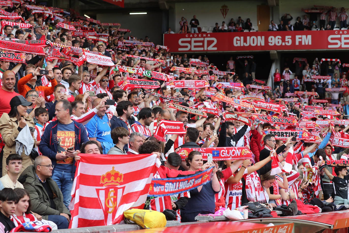 ¿Estuviste en el Sporting - Oviedo? ¡Búscate en las fotos!