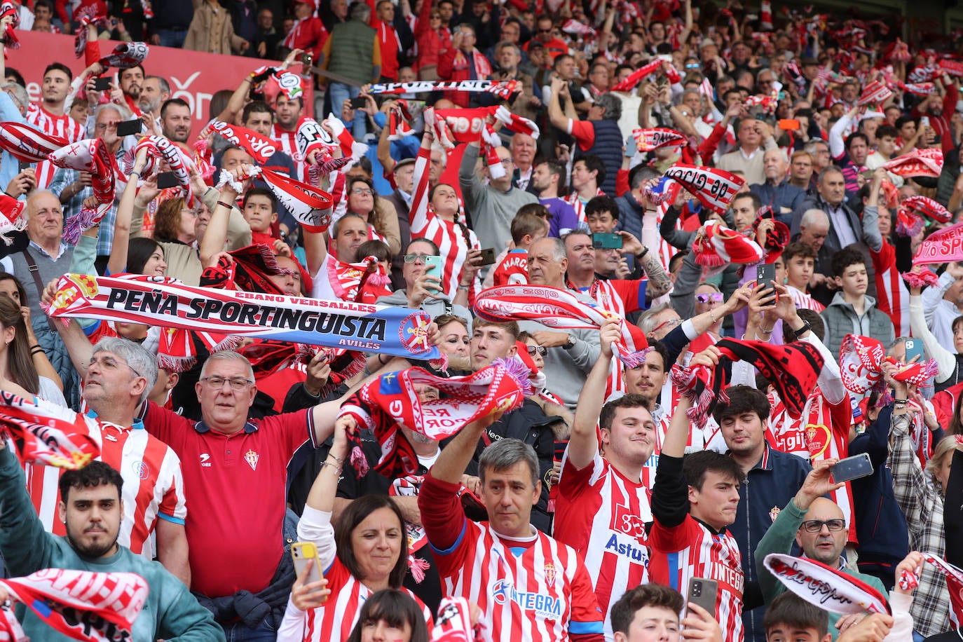 ¿Estuviste en el Sporting - Oviedo? ¡Búscate en las fotos!