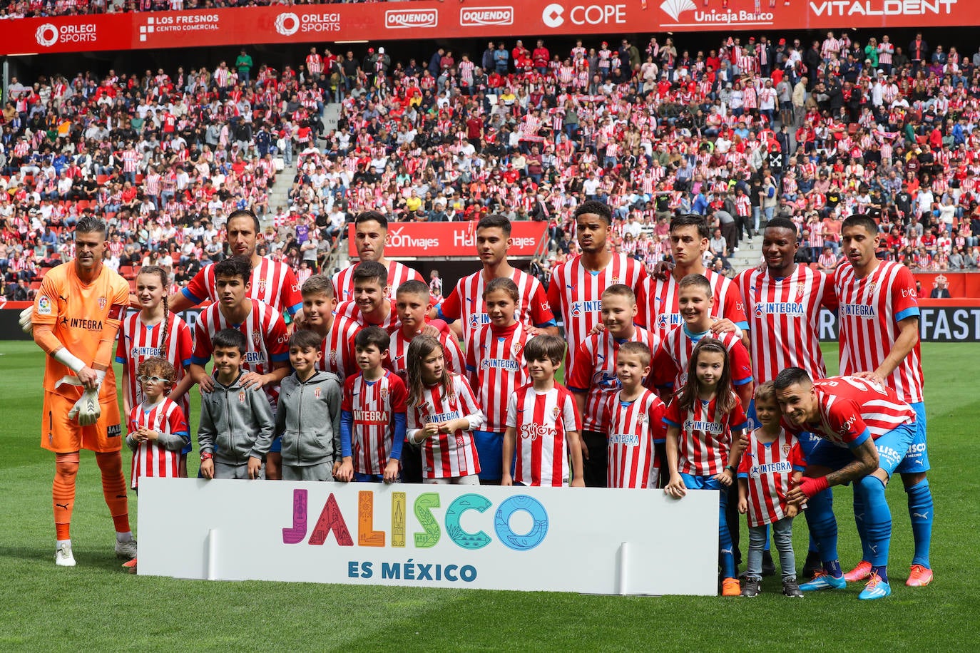 ¿Estuviste en el Sporting - Oviedo? ¡Búscate en las fotos!