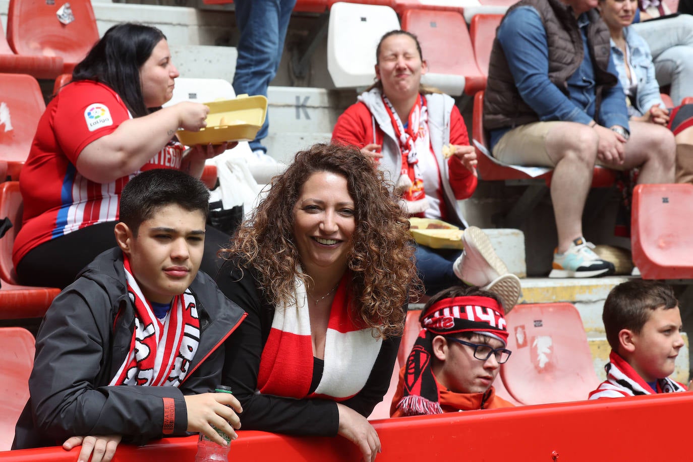 ¿Estuviste en el Sporting - Oviedo? ¡Búscate en las fotos!