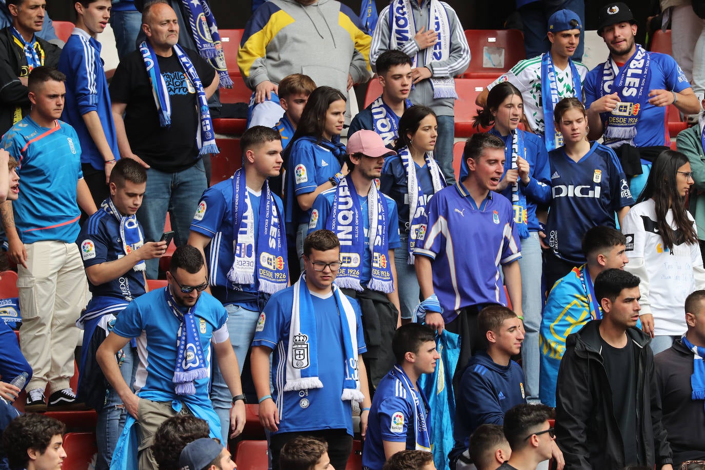 ¿Estuviste en el Sporting - Oviedo? ¡Búscate en las fotos!