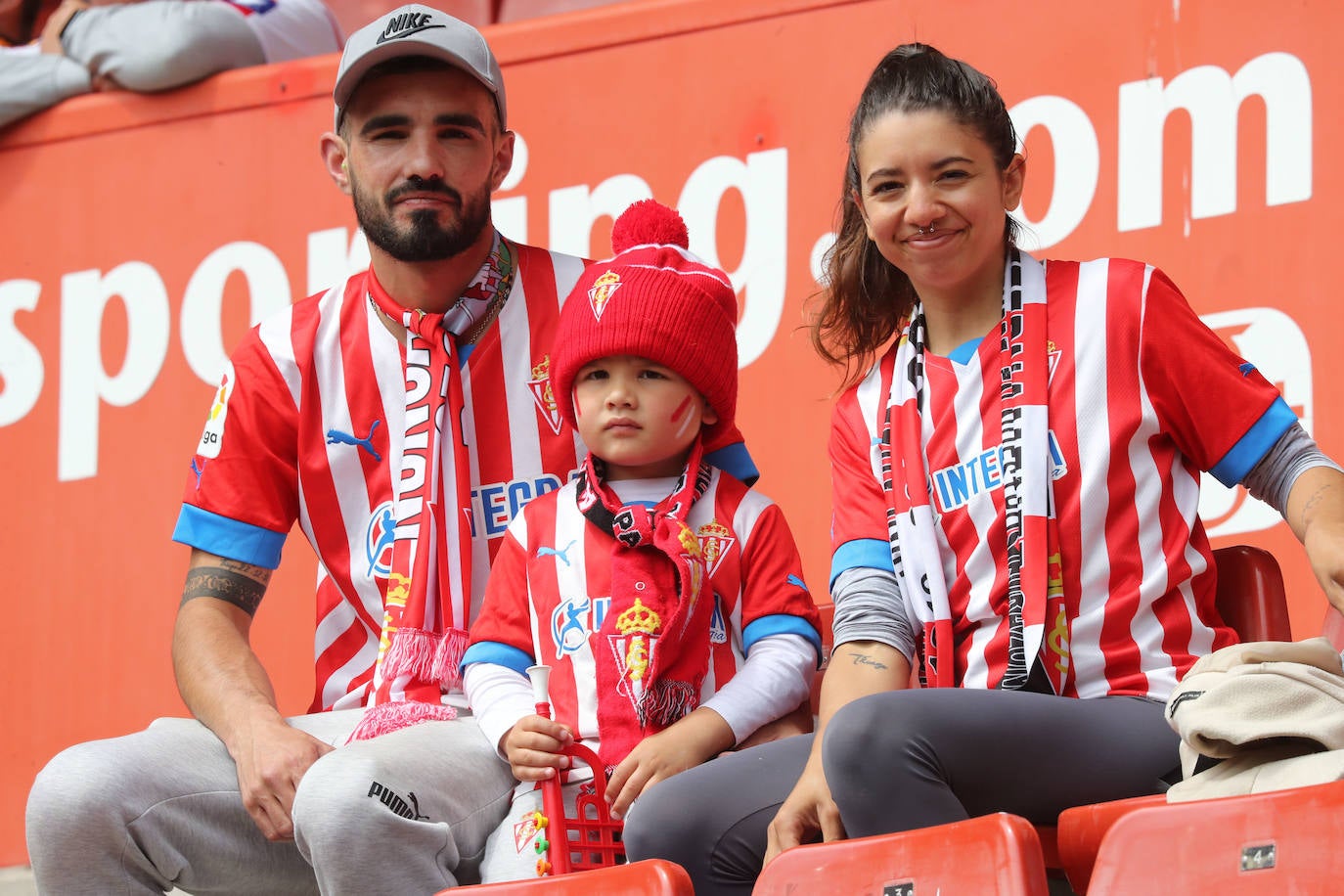 ¿Estuviste en el Sporting - Oviedo? ¡Búscate en las fotos!