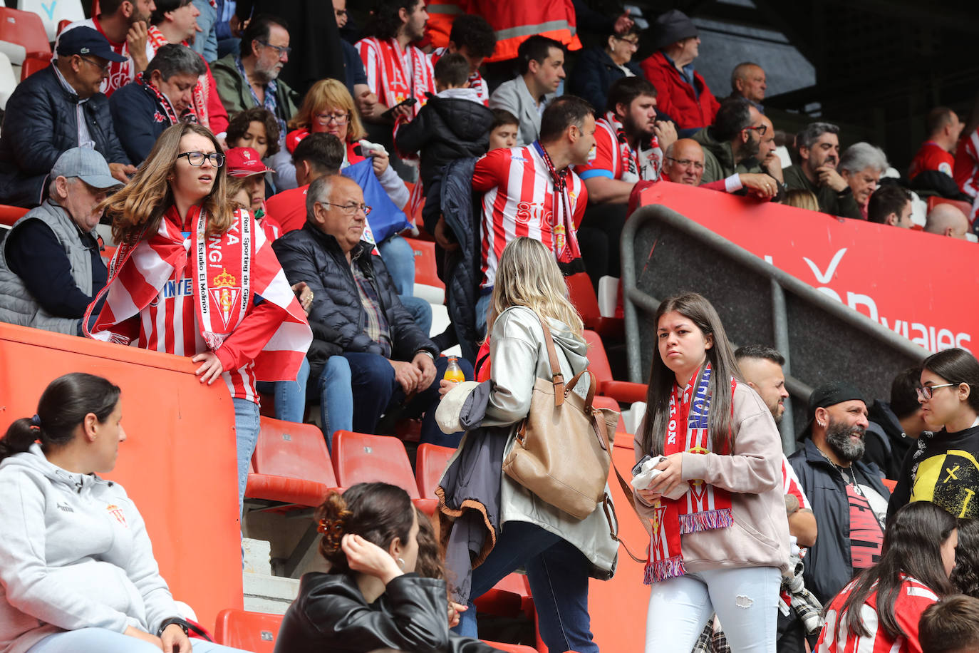 ¿Estuviste en el Sporting - Oviedo? ¡Búscate en las fotos!