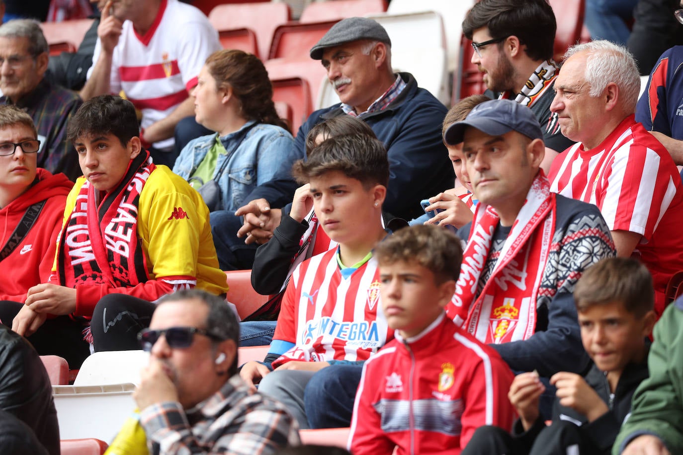 ¿Estuviste en el Sporting - Oviedo? ¡Búscate en las fotos!