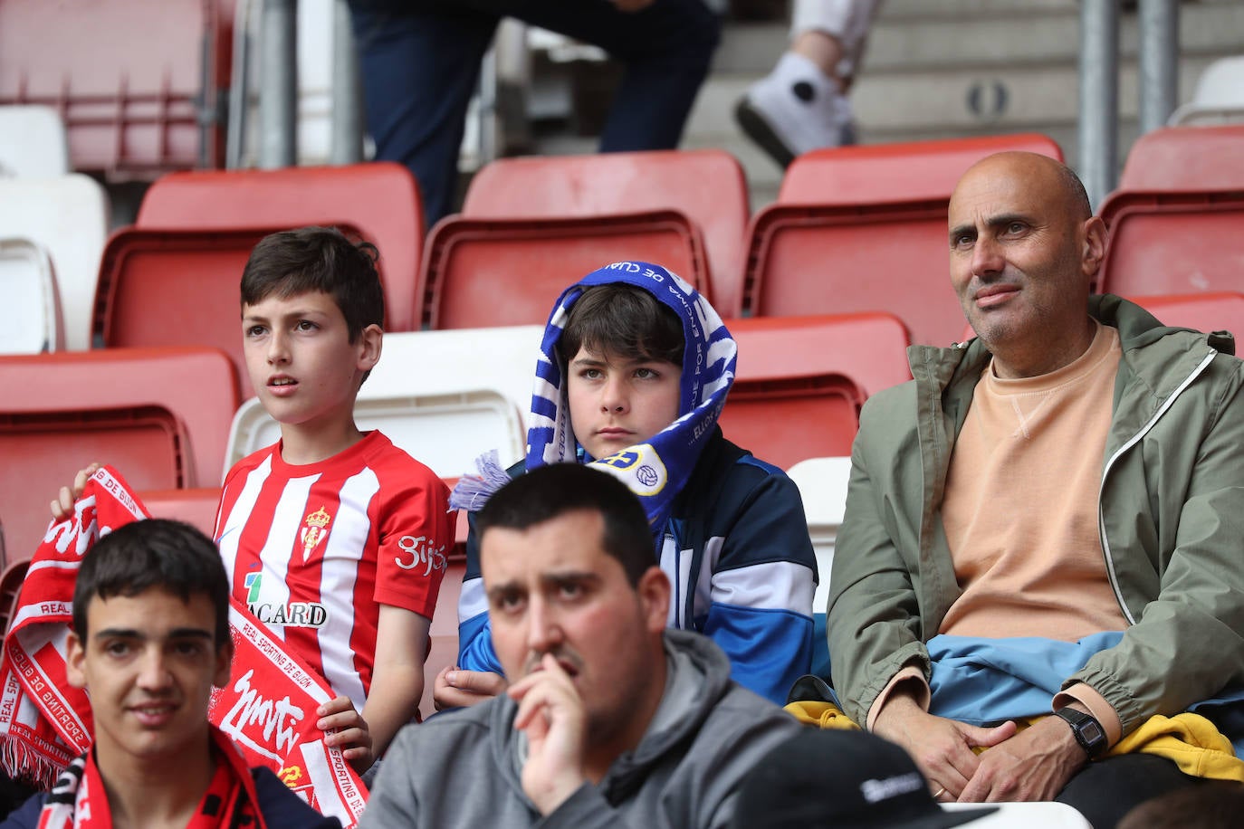 ¿Estuviste en el Sporting - Oviedo? ¡Búscate en las fotos!