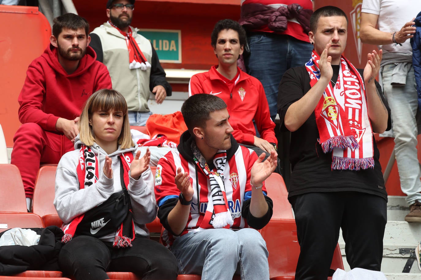 ¿Estuviste en el Sporting - Oviedo? ¡Búscate en las fotos!