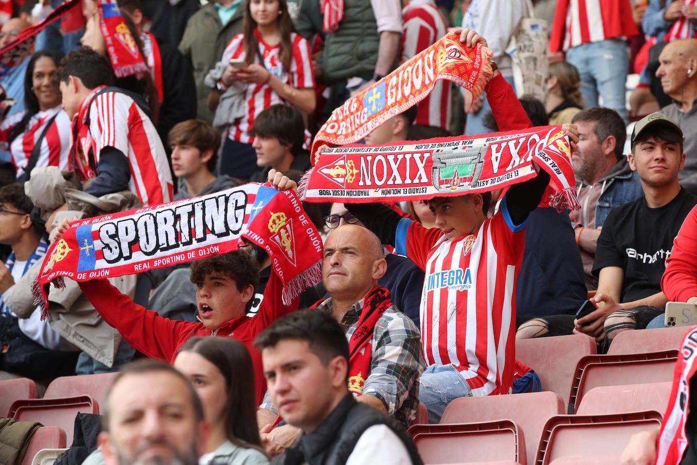 ¿Estuviste en el Sporting - Oviedo? ¡Búscate en las fotos!