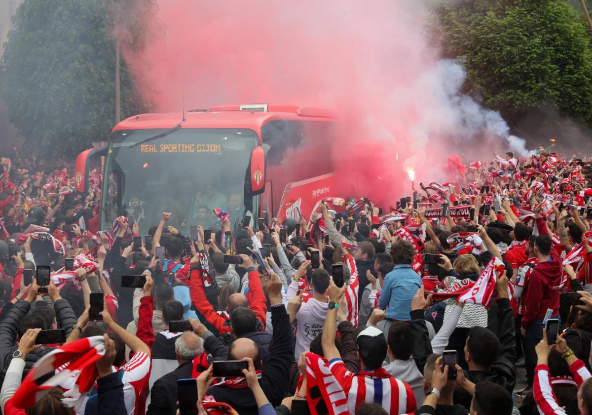 El autobús de la plantilla del Sporting atraviesa el pasillo humano formado por miles de aficionados que les recibieron a las puertas del estadio.