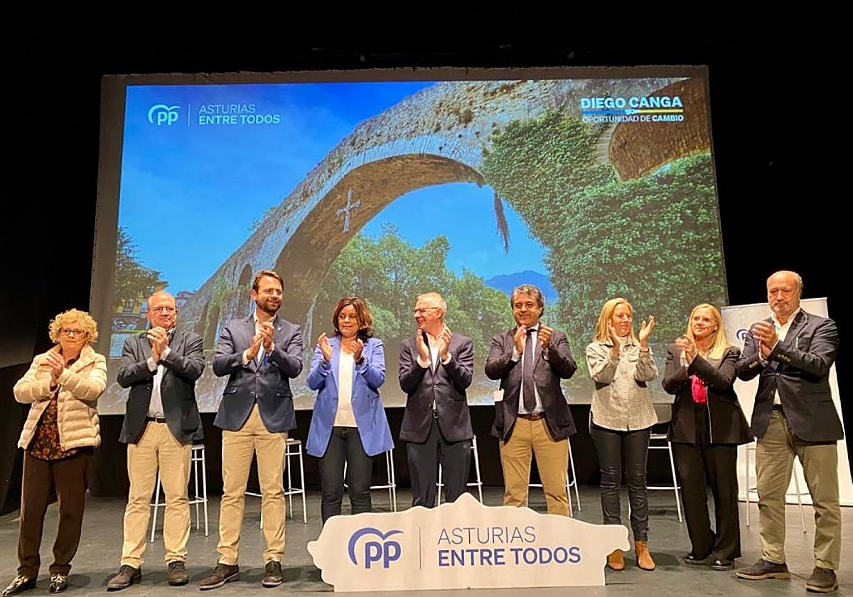 Plana mayor del PP presentando el programa electoral en Siero.
