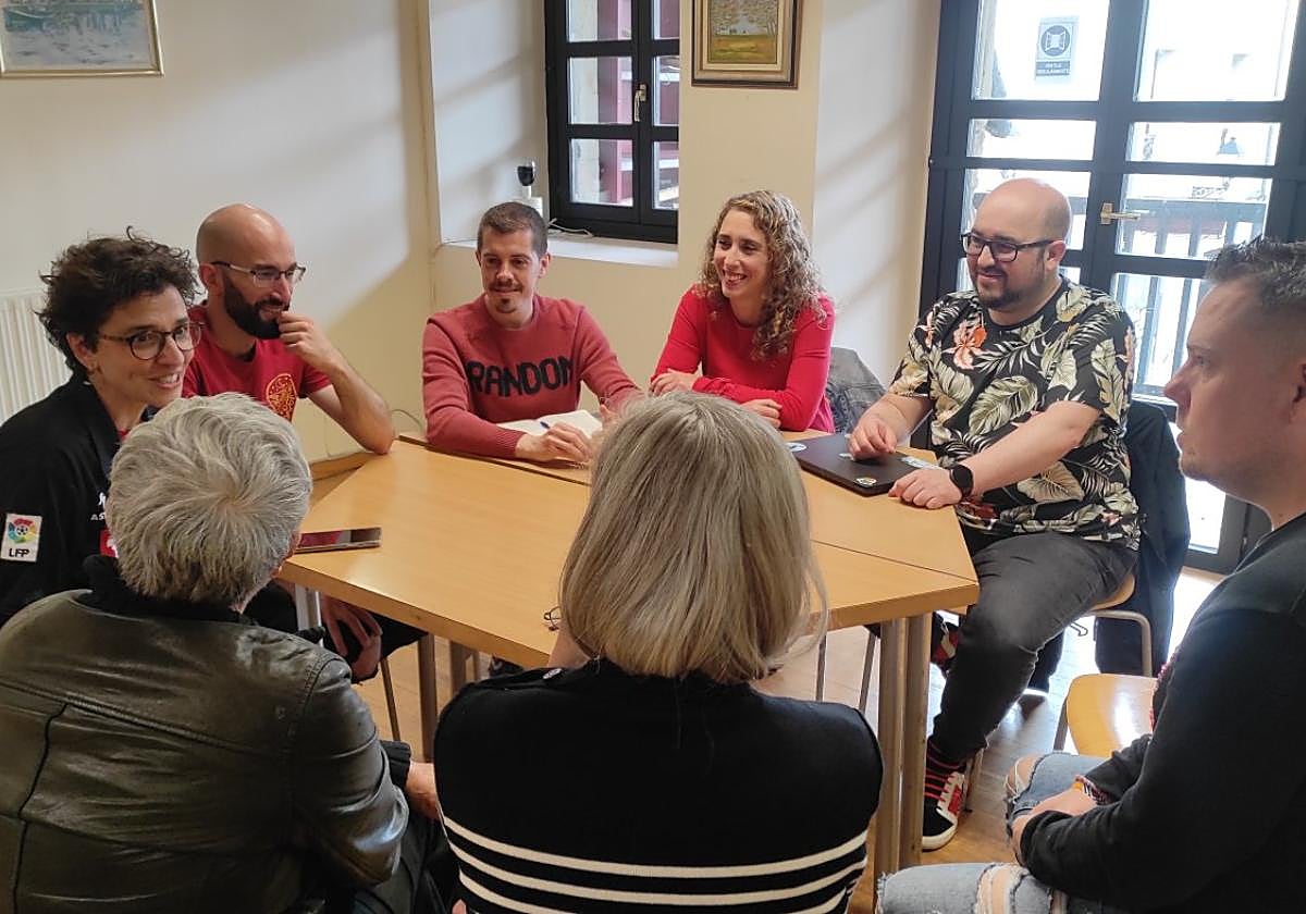 Integrantes de la lista de IU con los vecinos de Cimavilla.