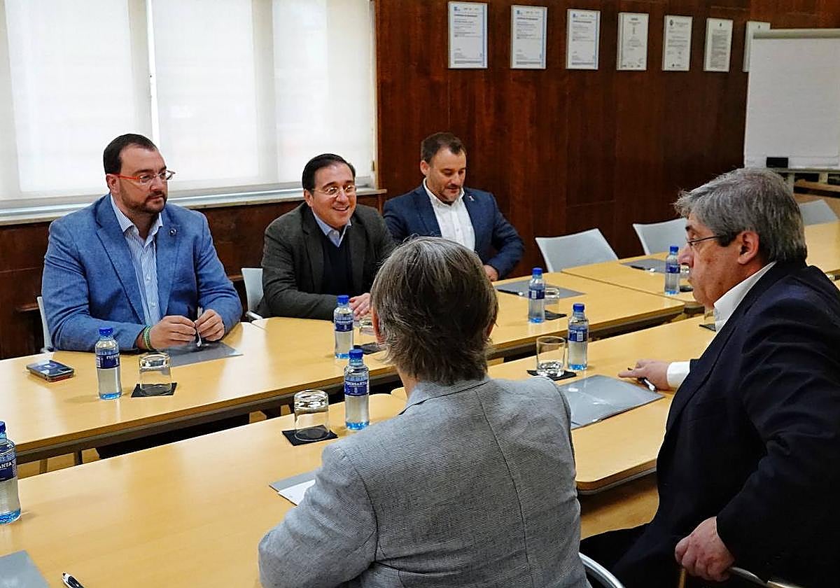 Visita a las instalaciones de Asturiana de Zinc del presidente del Principado, Adrián Barbón, junto al ministro de Exteriores, José Manuel Albares.