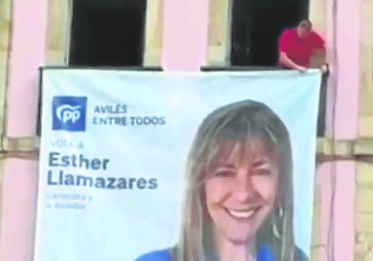 Colocando una lona electoral del PP en la plaza de España.