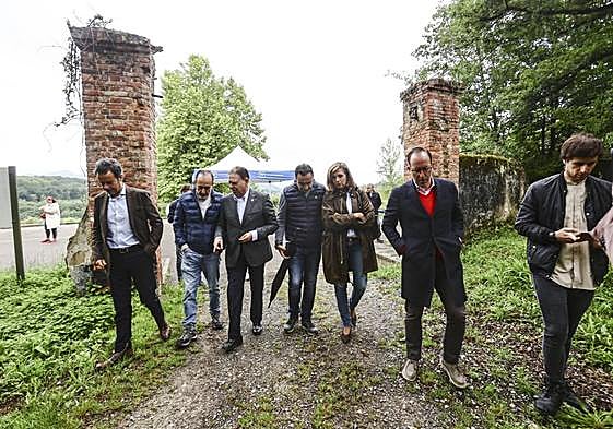 Nacho Cuesta, Eduardo Arnáez, Alfredo Canteli, Fernando Bobes, Conchita Méndez, Mario Arias y Eduardo Arnáez, ayer, durante una visita al bosque del Fulminato .
