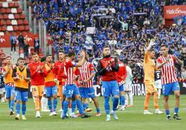 Jugadores del Sporting aplauden a la afición de El Molinón al término del derbi celebrado el pasado sábado.